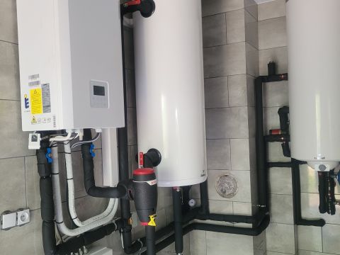 Kotłownia z&nbsp;pompą ciepła AURATSU