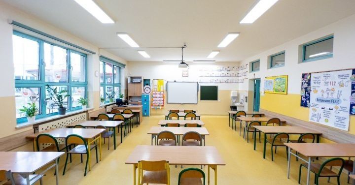 Oświetlenie w&nbsp;szkołach – klucz do&nbsp;energooszczędności, komfortu i&nbsp;bezpieczeństwa użytkowników.